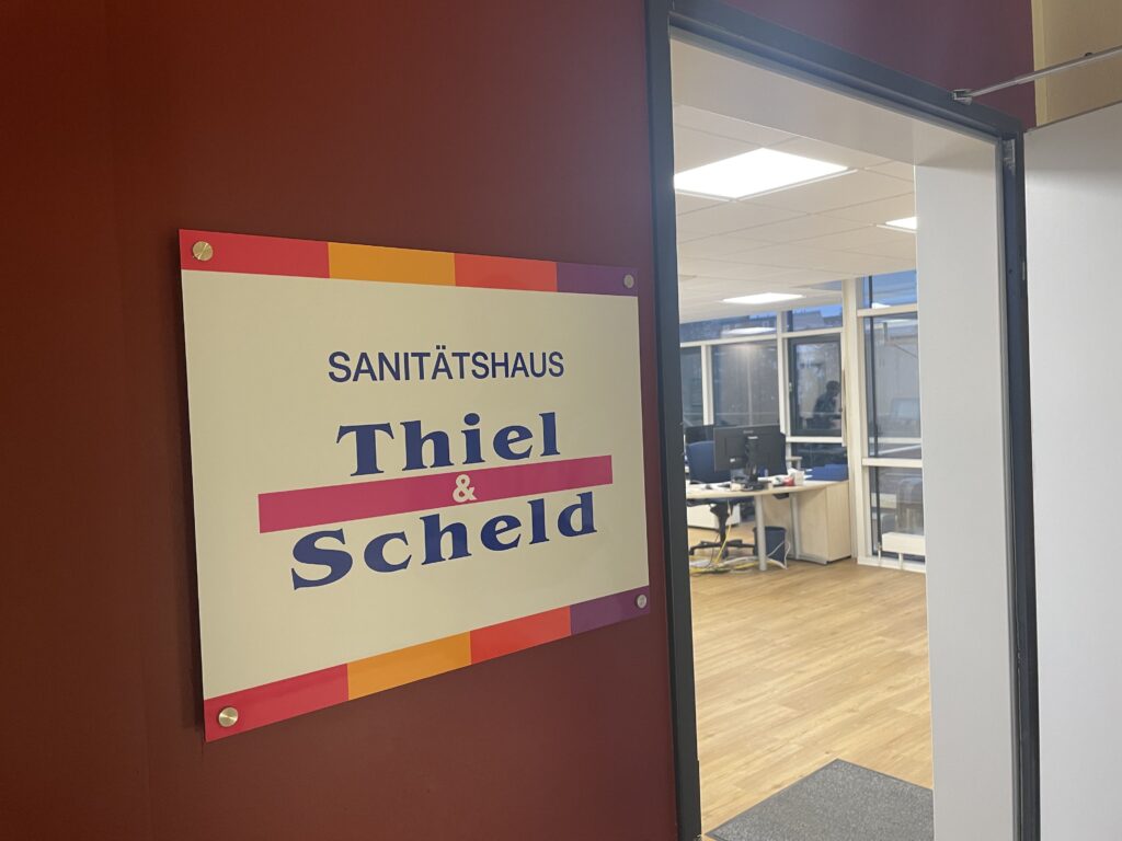 Firmenschilder in Süderbrarup 1 Sanitätshaus Thiel & Scheld Büroschild an Tür