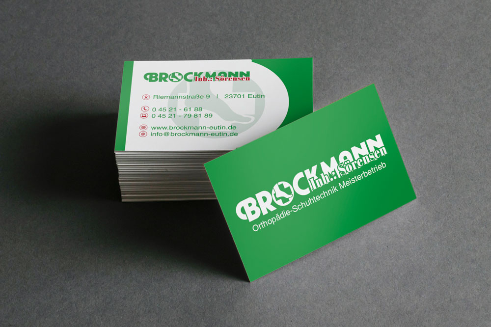 Corporate Design in Kappeln 1 Stapel grüner Visitenkarten des Orthopädie-Schuhtechnik Meisterbetriebs Brockmann, Inhaber Sörensen, mit Adresse und Kontaktdaten in Eutin, Vorder- und Rückseite sichtbar.